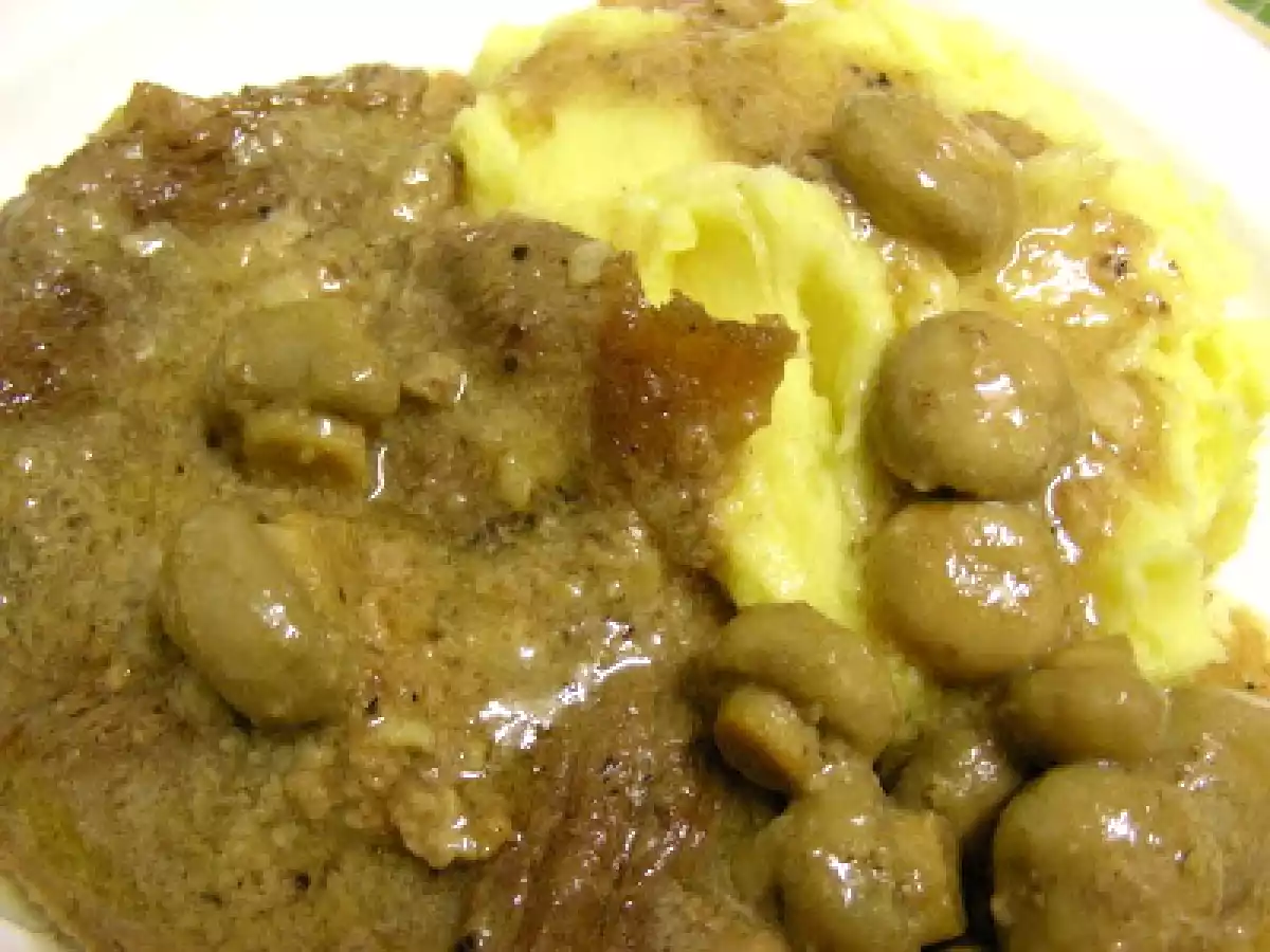 Bifinhos de Vaca com Molho de Queijo da Ilha e Cogumelos