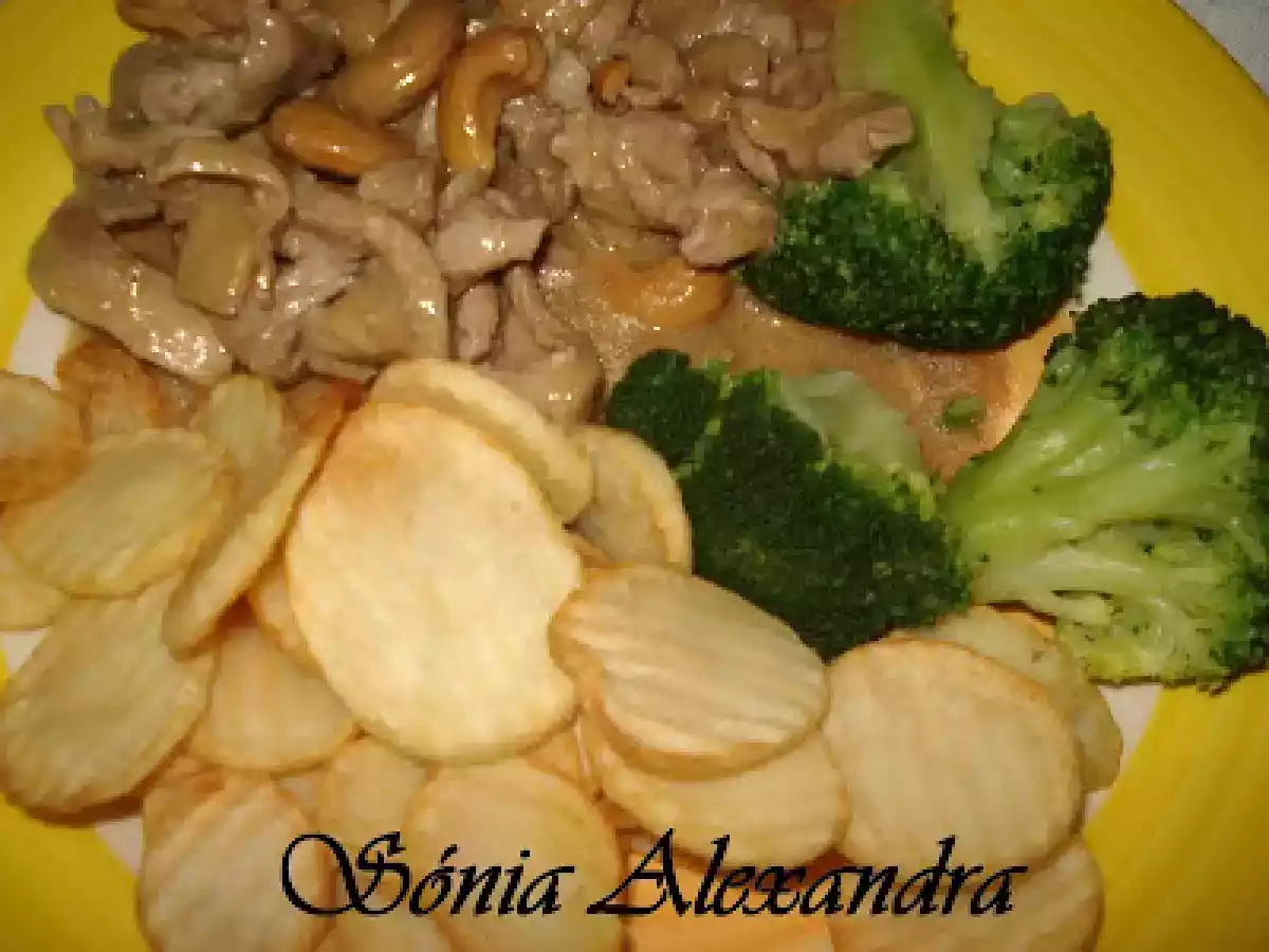 BIFINHOS DE VITELA COM CAJU E COGUMELOS ACOMPANHADOS DE BATATA SAUTÉ E BRÓCULOS...