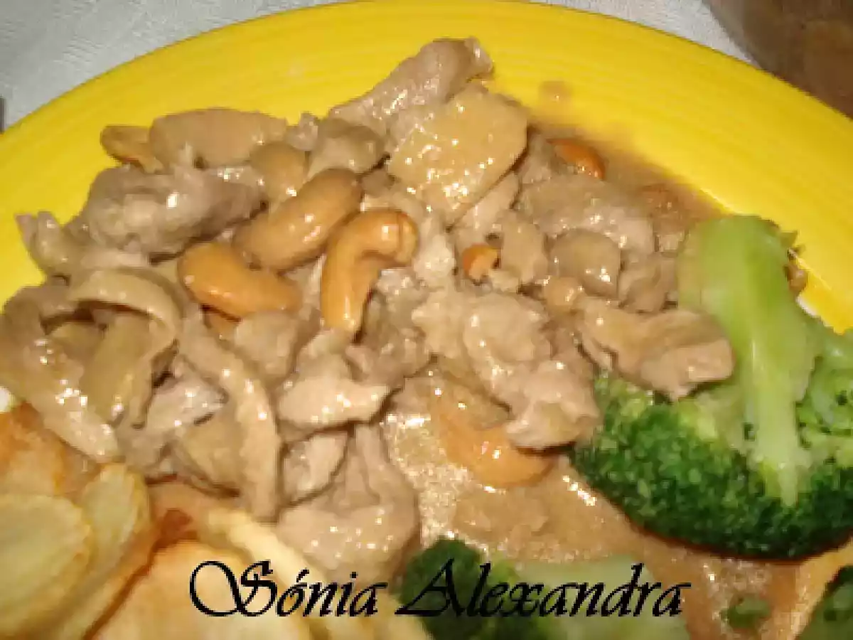 BIFINHOS DE VITELA COM CAJU E COGUMELOS ACOMPANHADOS DE BATATA SAUTÉ E BRÓCULOS... - foto 2
