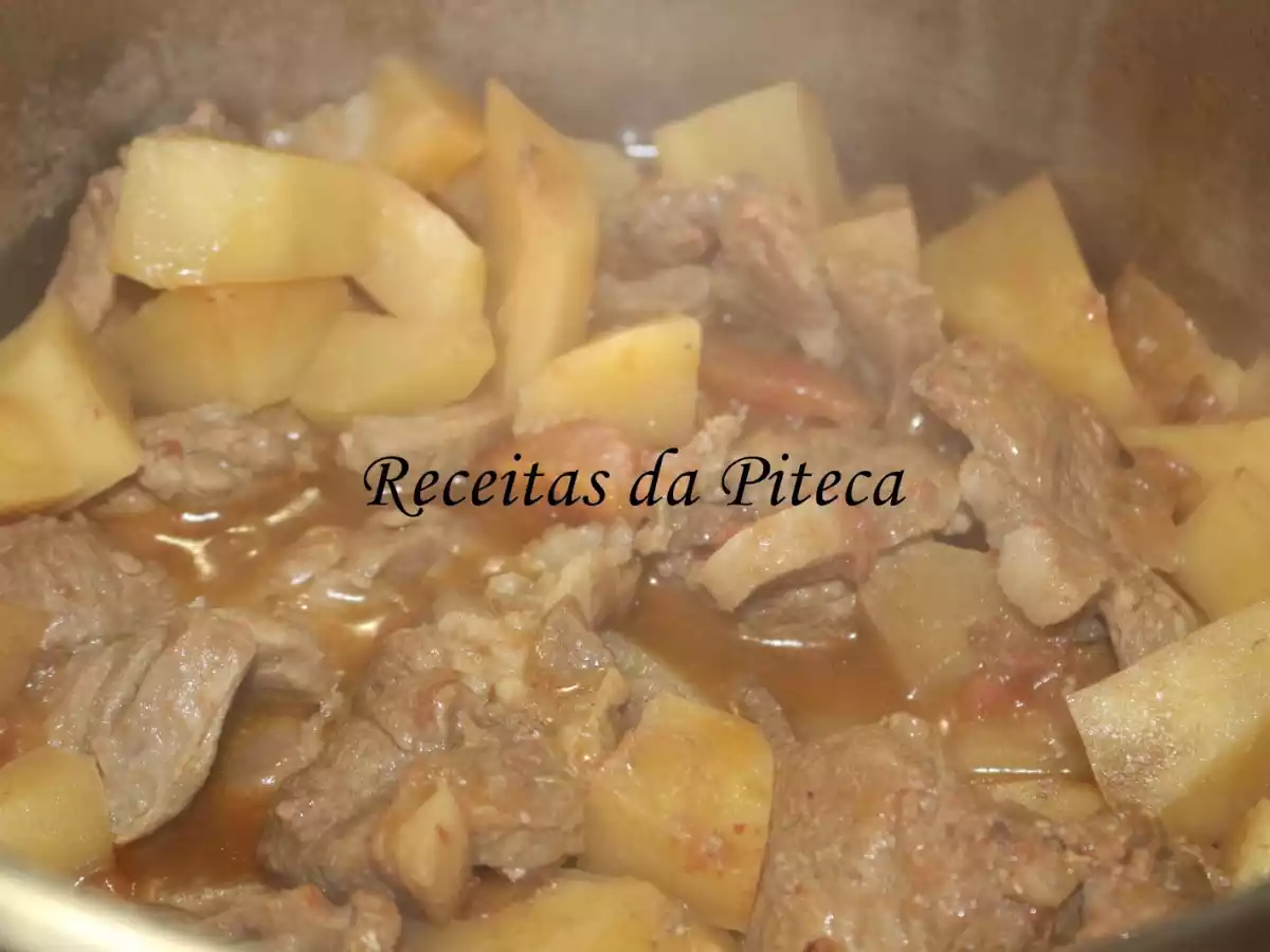 Bifinhos do cachaço guisados com batatas - foto 2