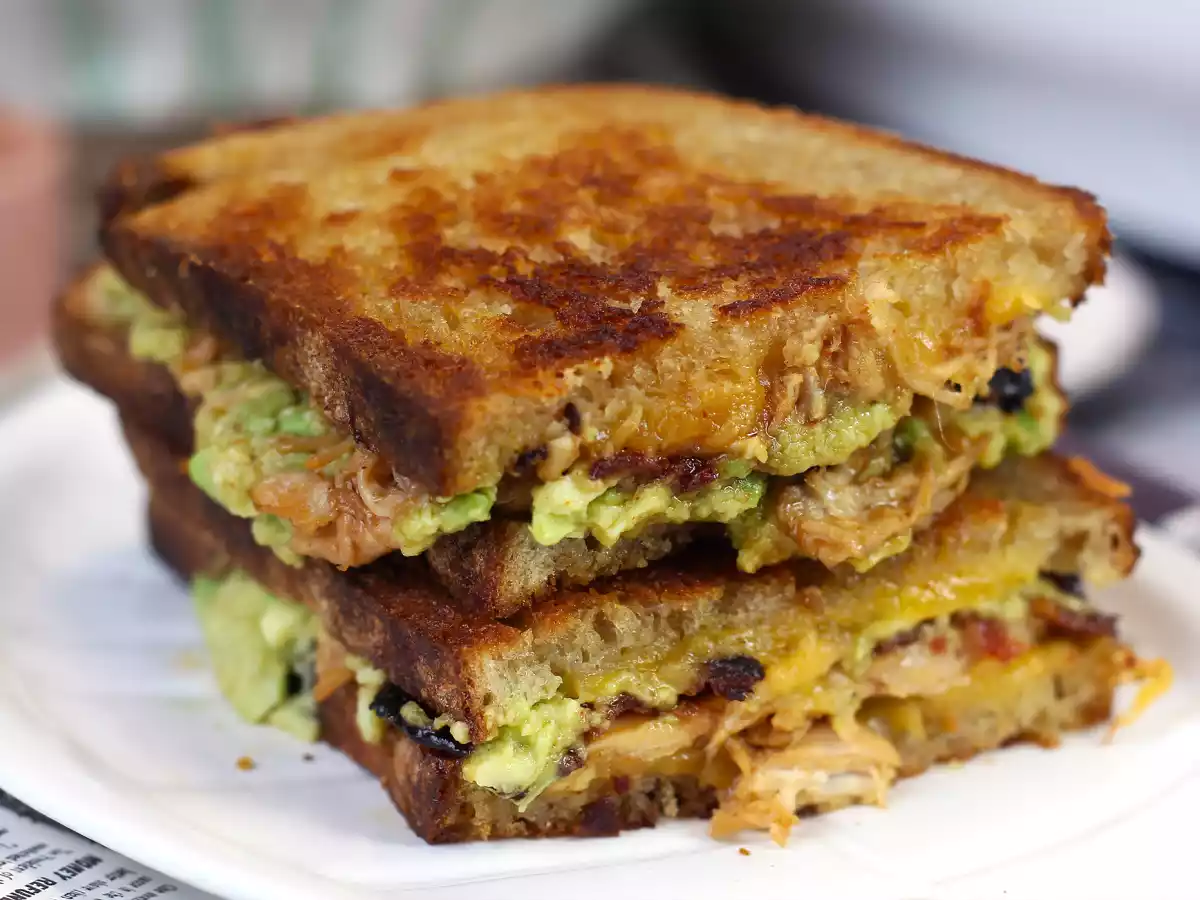 Big sanduíche de queijo grelhado a Americana: cheddar, frango, bacon e guacamole!