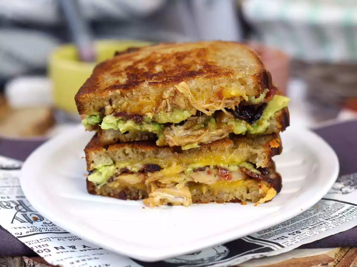 Big sanduíche de queijo grelhado a Americana: cheddar, frango, bacon e guacamole! - foto 2