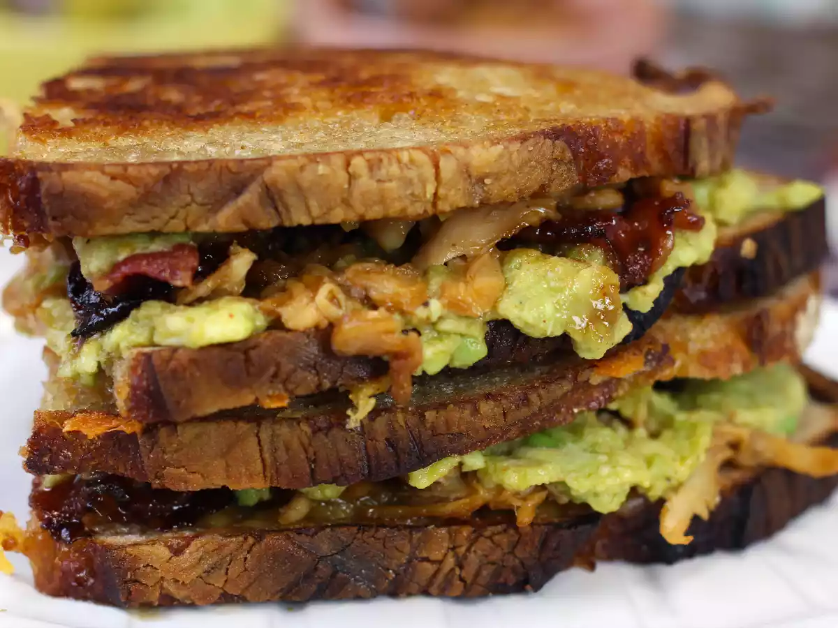 Big sanduíche de queijo grelhado a Americana: cheddar, frango, bacon e guacamole! - foto 3
