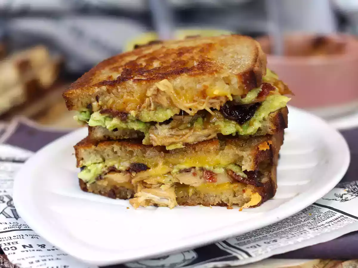 Big sanduíche de queijo grelhado a Americana: cheddar, frango, bacon e guacamole! - foto 4