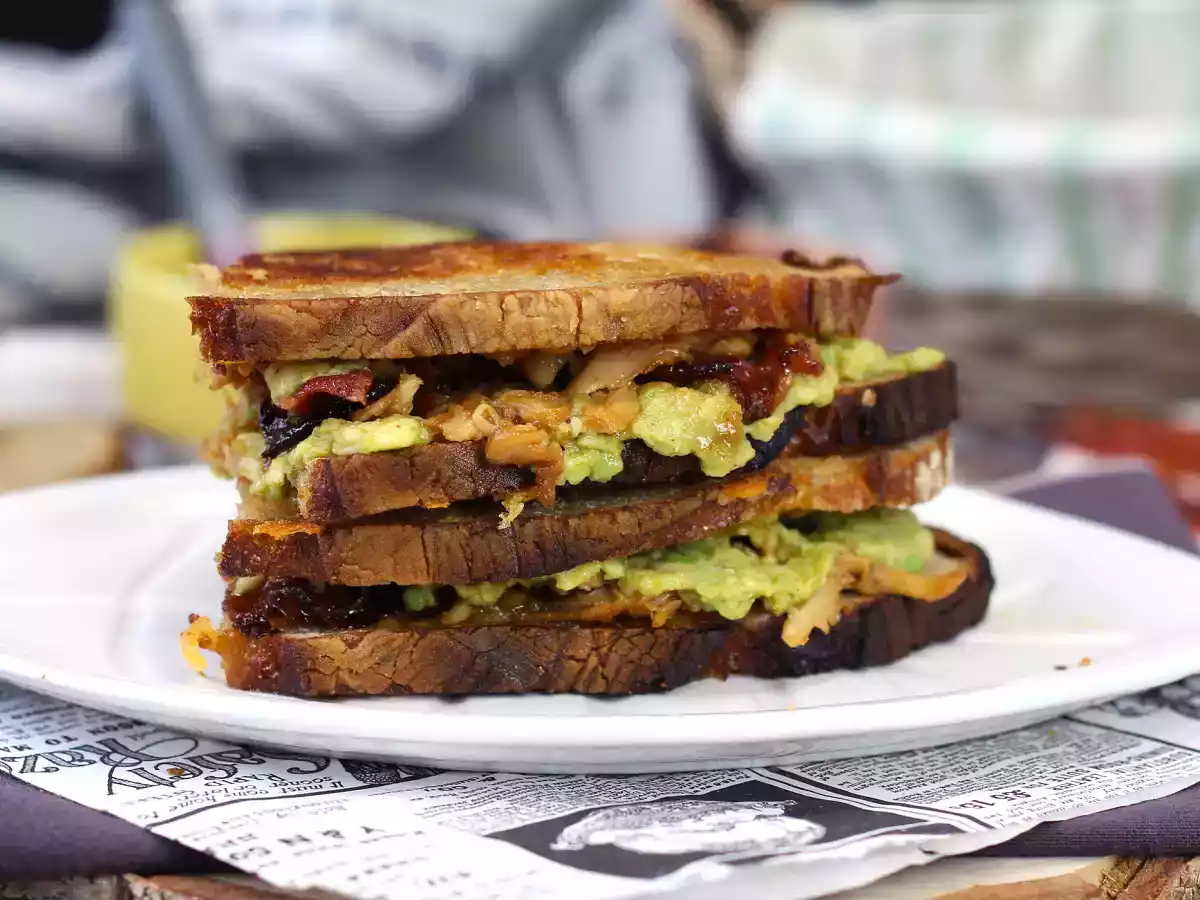 Big sanduíche de queijo grelhado a Americana: cheddar, frango, bacon e guacamole! - foto 5