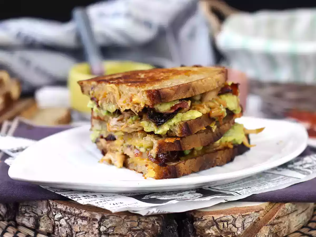 Big sanduíche de queijo grelhado a Americana: cheddar, frango, bacon e guacamole! - foto 6