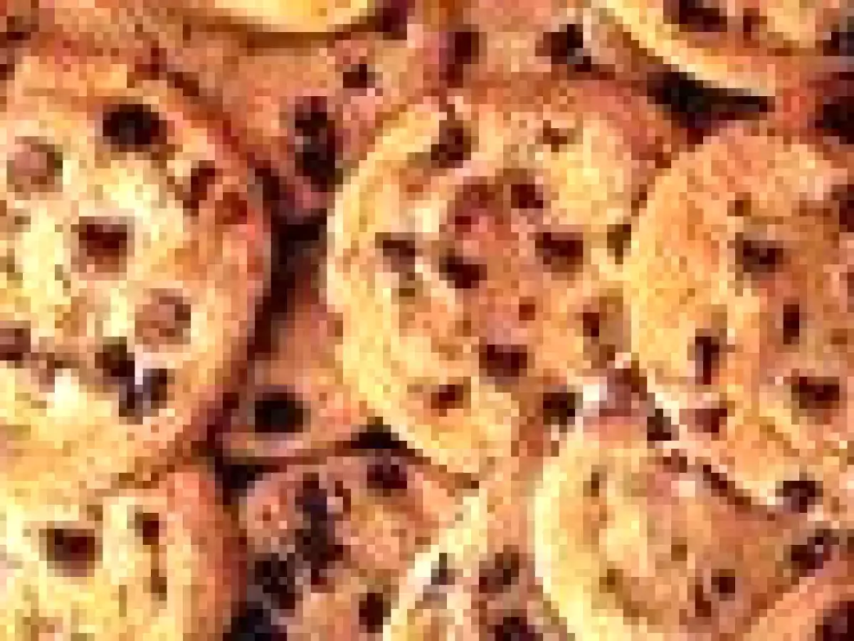 Biscoito de natal com gotas de chocolate.