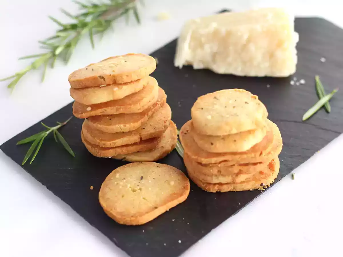 Biscoito de parmesão e ervas aromáticas