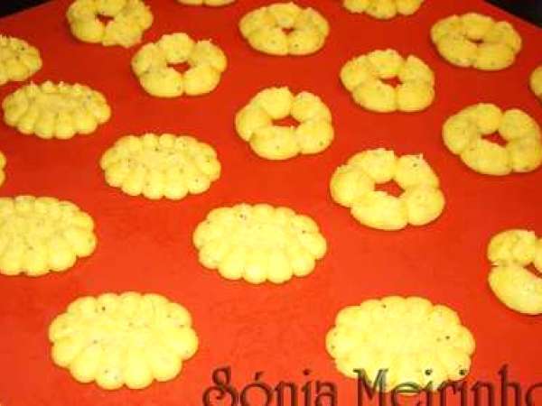 Biscoitos de Farinha Custard com Sementes de Papoila