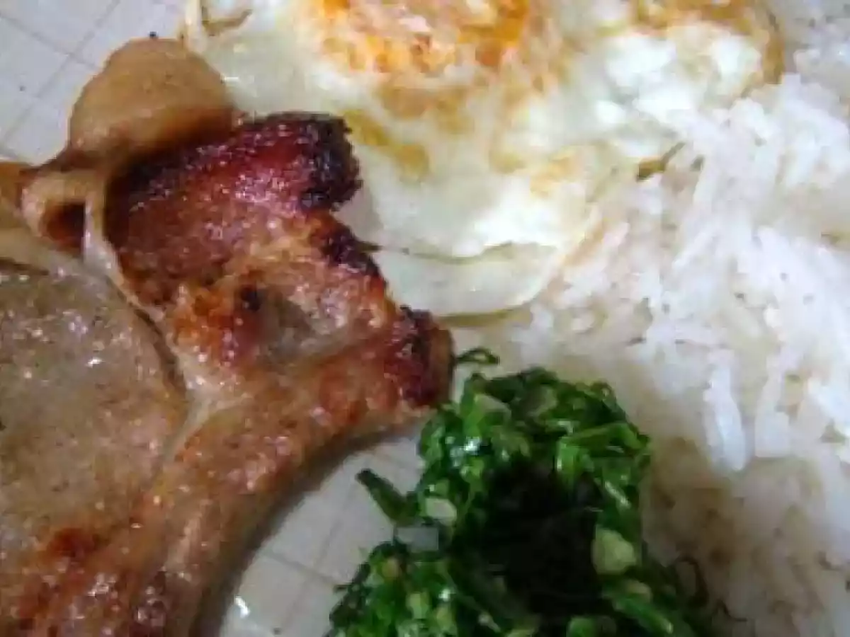 Bistecas suínas com couve refogada
