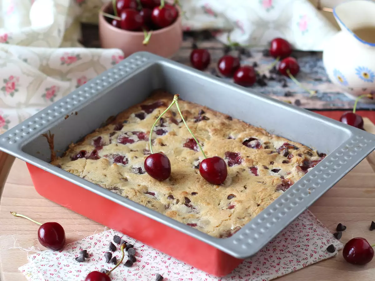Blondie de cereja e chocolate, um bolo crocante e macio ao mesmo tempo! - foto 4