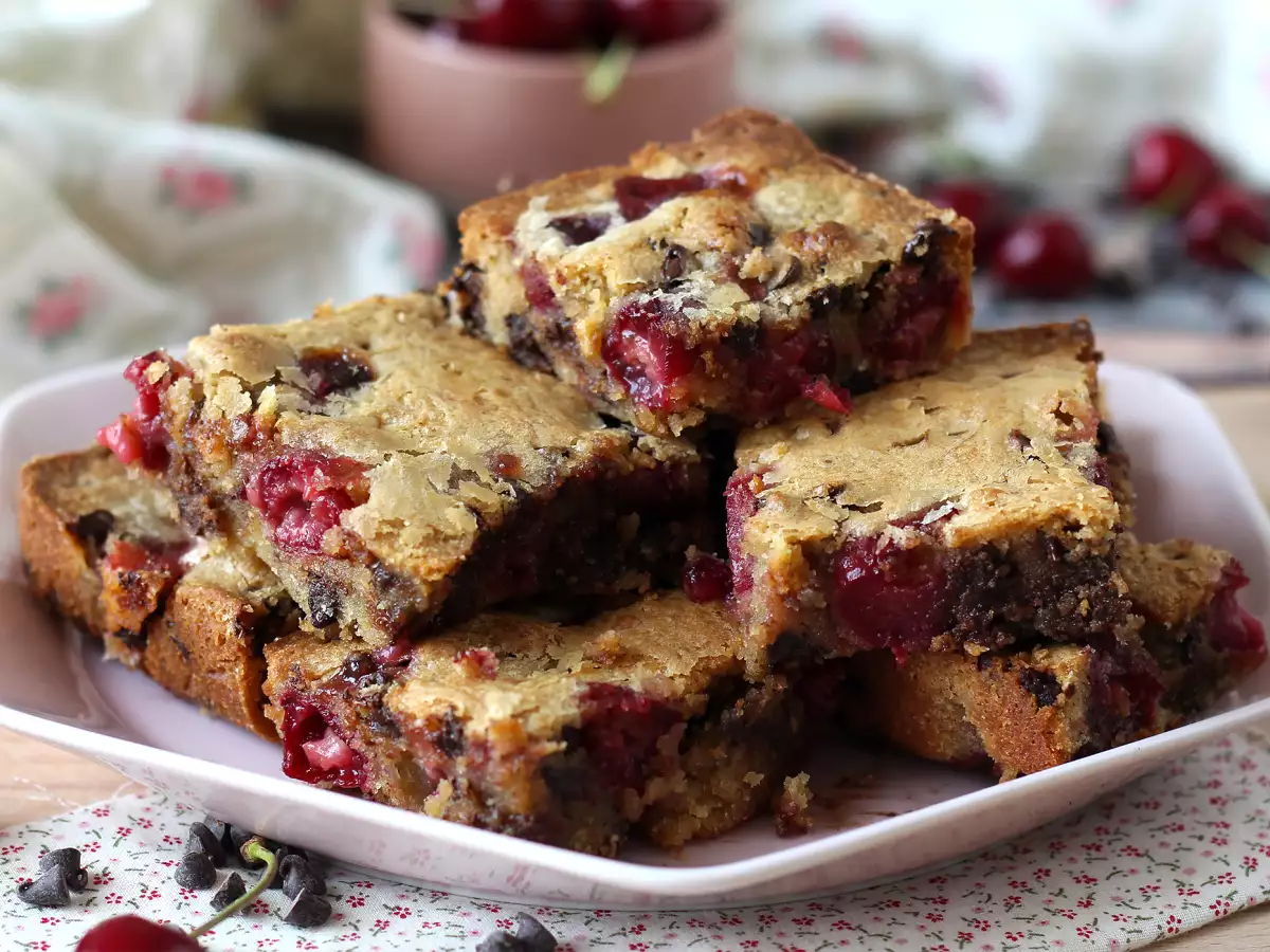 Blondie de cereja e chocolate, um bolo crocante e macio ao mesmo tempo! - foto 7