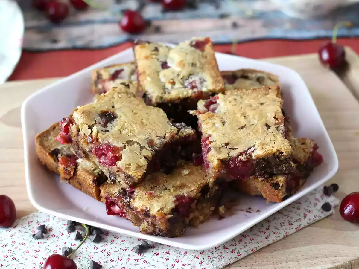 Blondie de cereja e chocolate, um bolo croquante e macio ao mesmo tempo! - foto 3