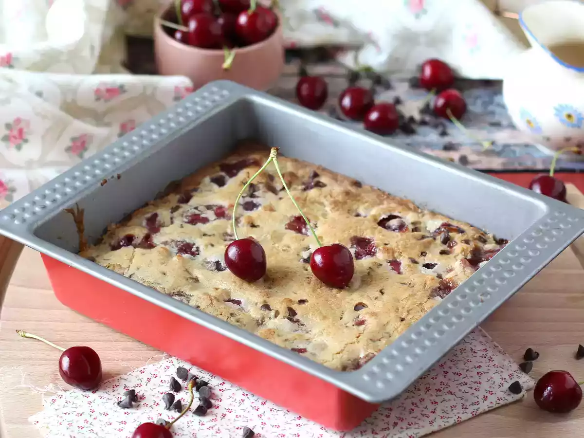 Blondie de cereja e chocolate, um bolo croquante e macio ao mesmo tempo! - foto 4