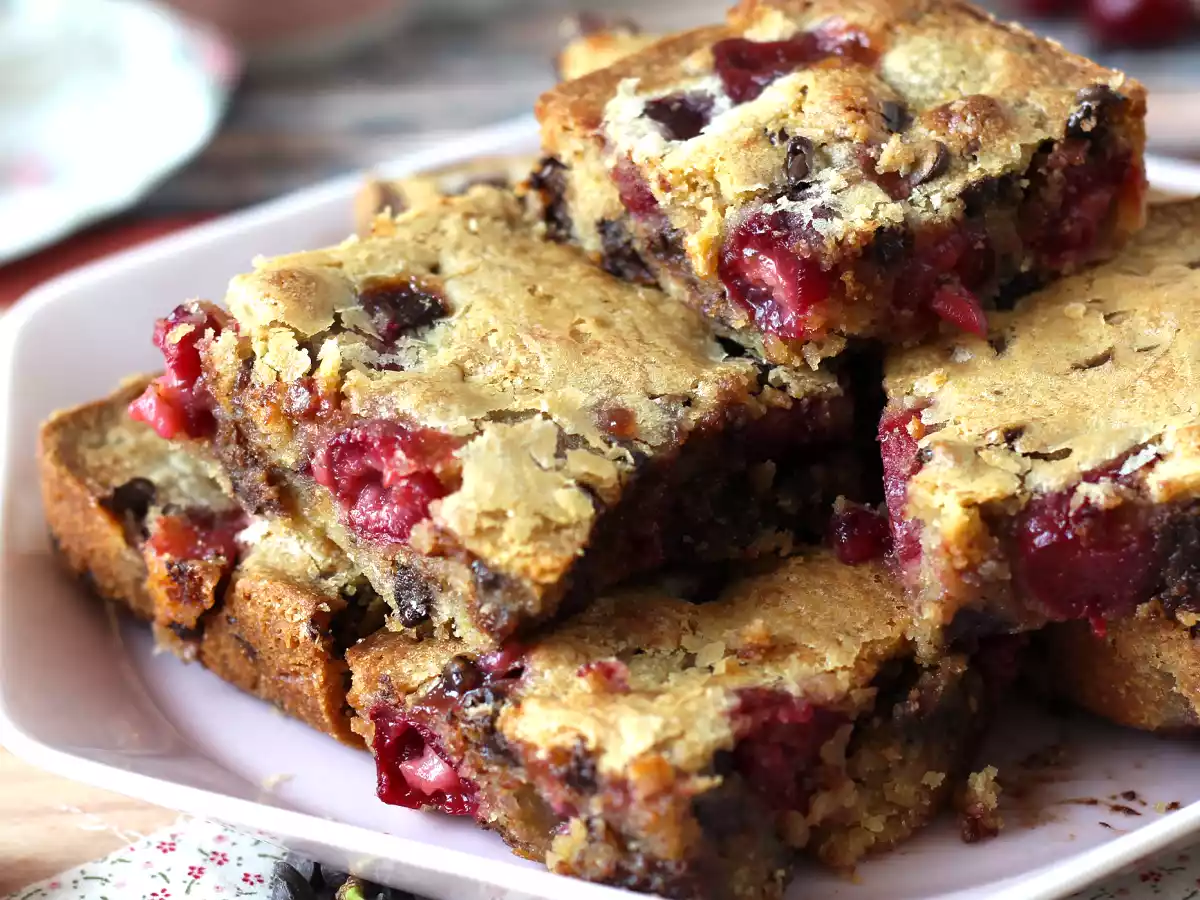 Blondie de cereja e chocolate, um bolo croquante e macio ao mesmo tempo! - foto 5