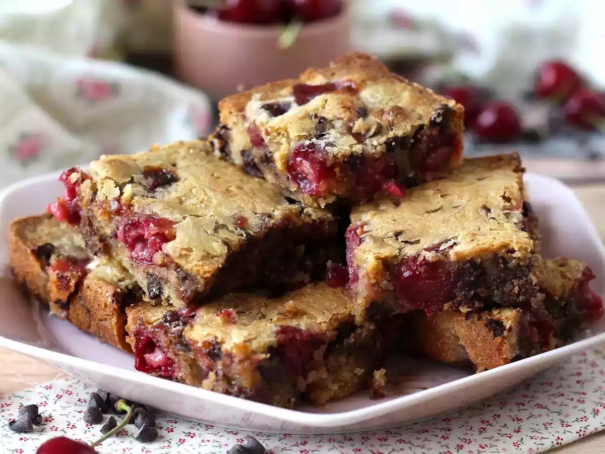Blondie de cereja e chocolate, um bolo croquante e macio ao mesmo tempo! - foto 7