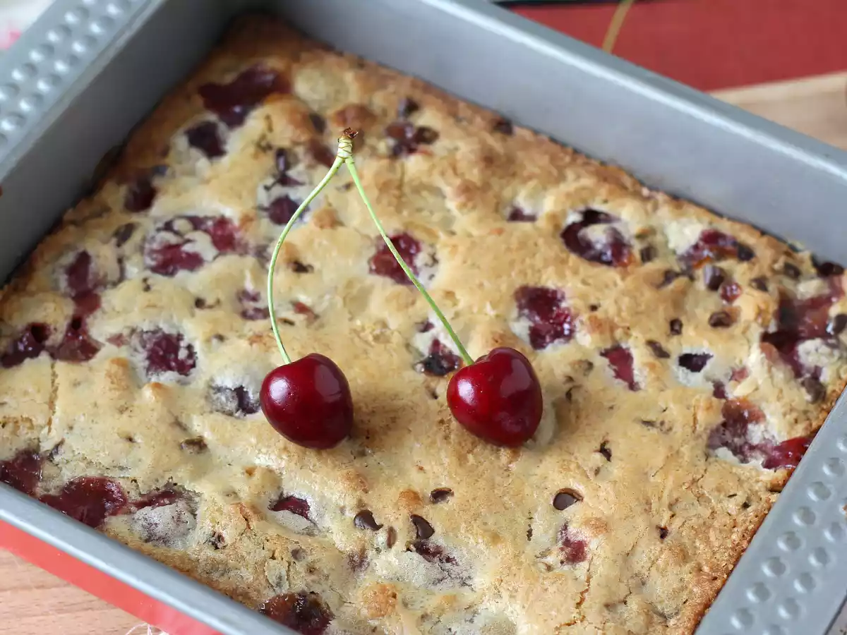 Blondie de cereja e chocolate, um bolo croquante e macio ao mesmo tempo! - foto 8