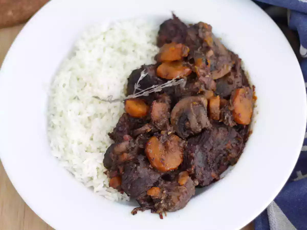 Boeuf Bourguignon tradicional: carne ao vinho estilo francês