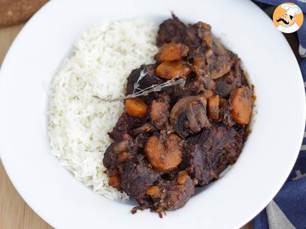 Boeuf Bourguignon tradicional: carne ao vinho estilo francês