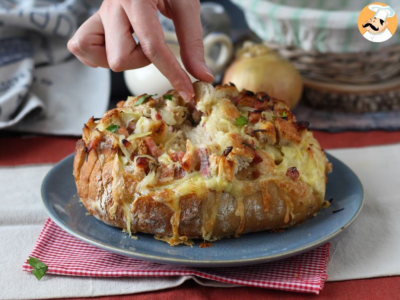 Bola de pão recheado com queijo e bacon