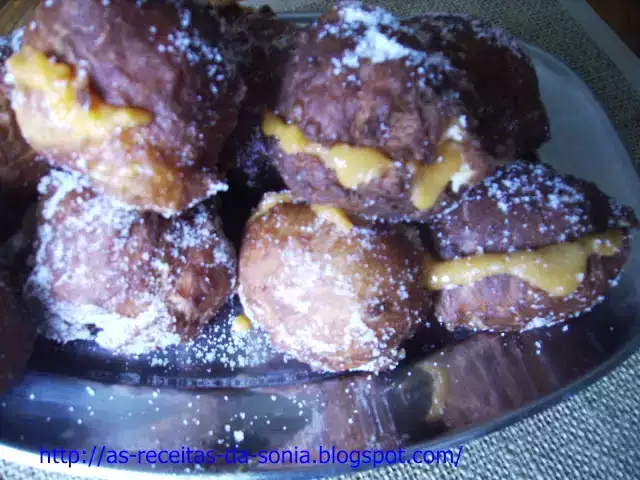 Bolas de berlim com farinha brioche e doce de ovos