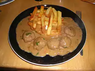 Bolas de carne com molho de coentros e batatas fritas no forno (melhor que as do ikea)