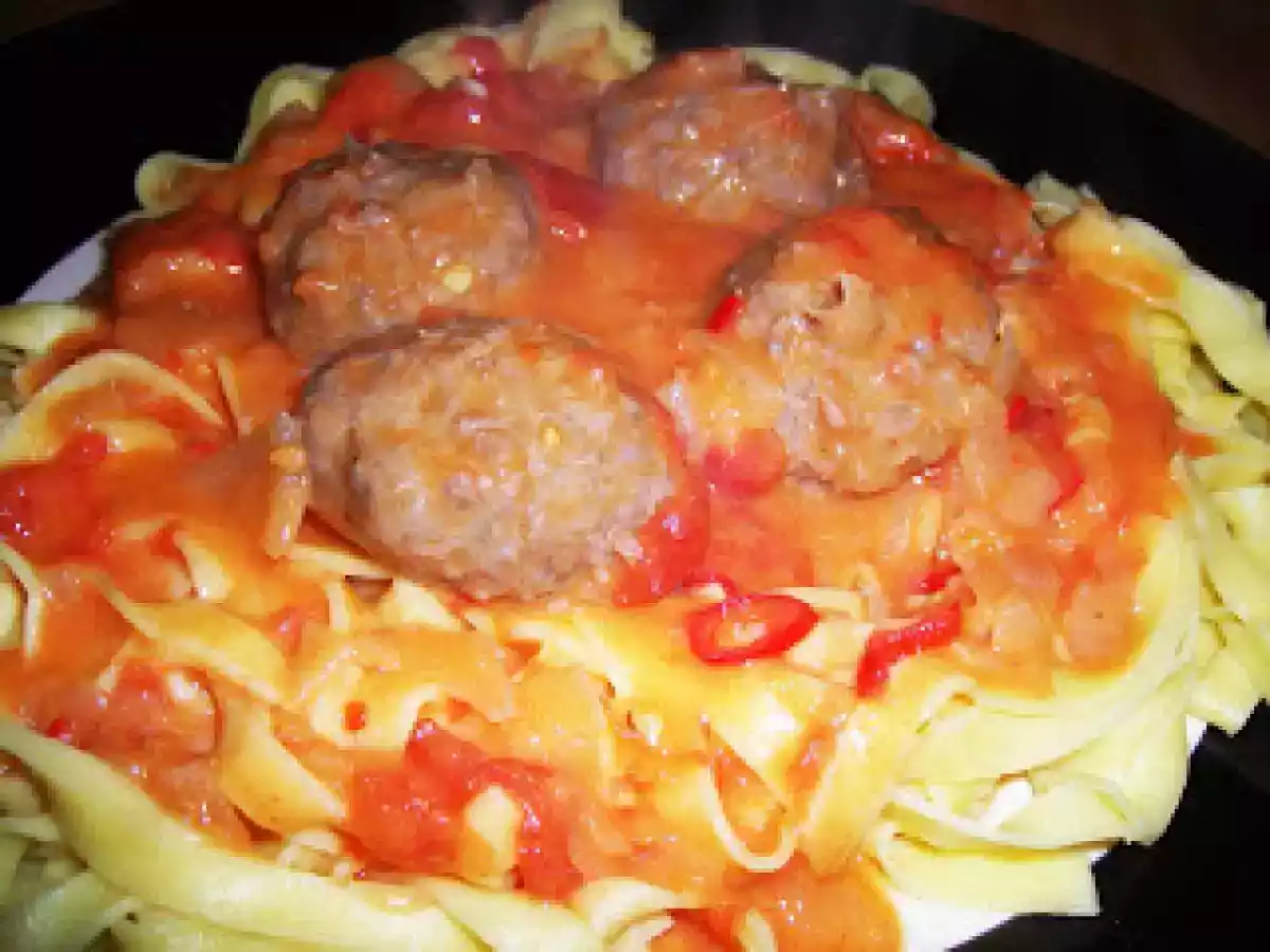Bolas de Carne Picantes com um Molho de Tomate Picante e Macio - foto 2