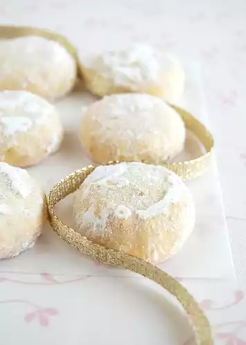 Bolas de neve de nozes e laranja