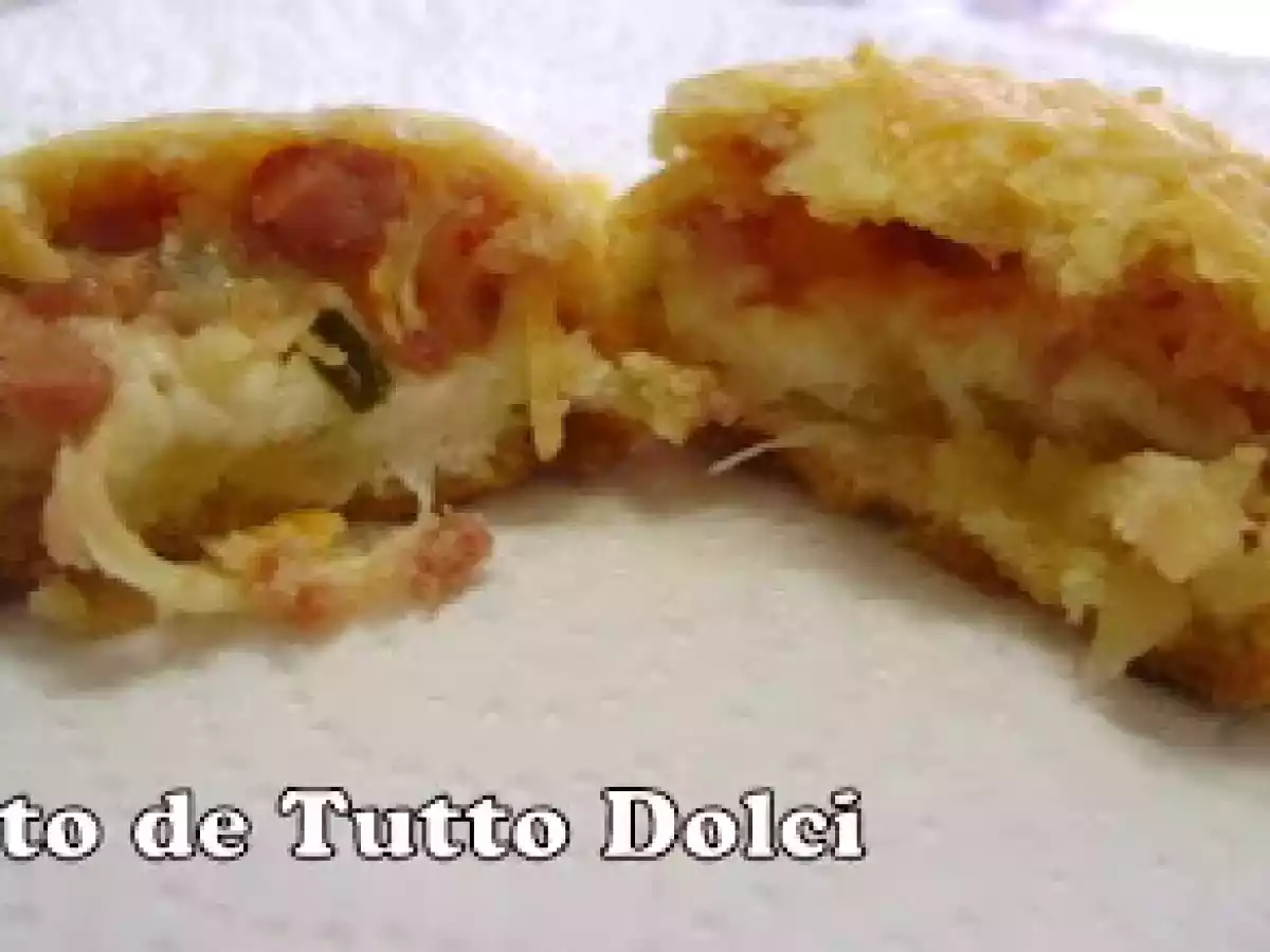 Bolinha de queijo assada e recheada com calabresa moída e mussarela