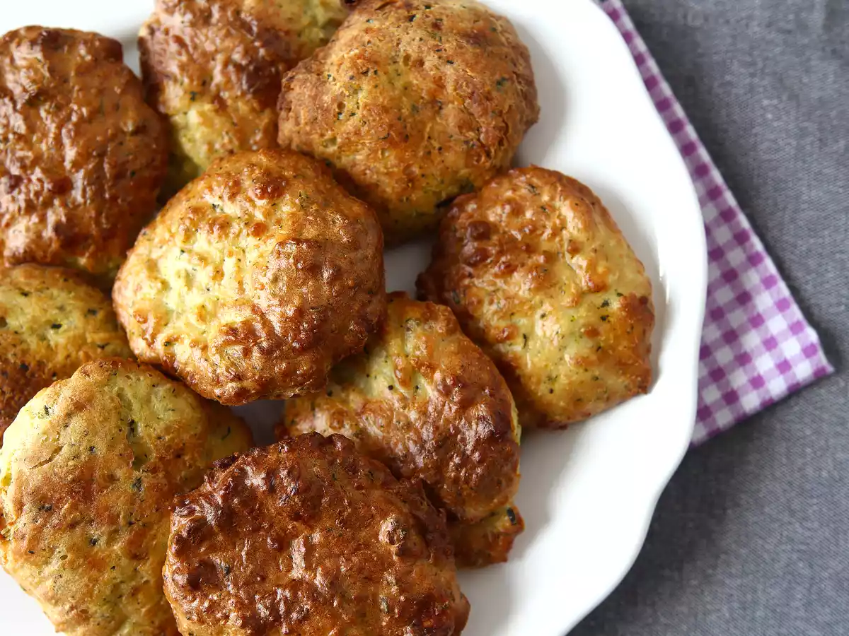 Bolinho de abobrinha (curgete) com molho de iogurte e queijo feta na Air Fryer