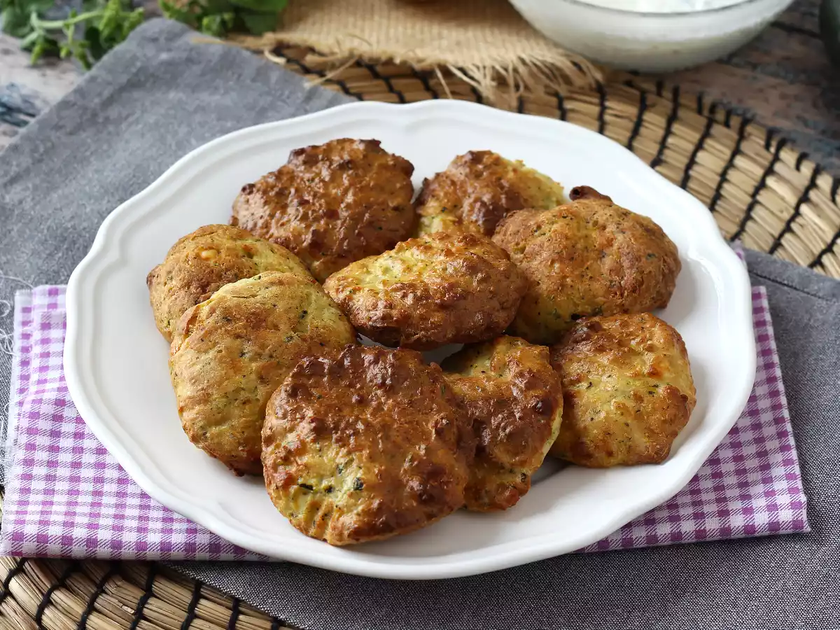 Bolinho de abobrinha (curgete) com molho de iogurte e queijo feta na Air Fryer - foto 2