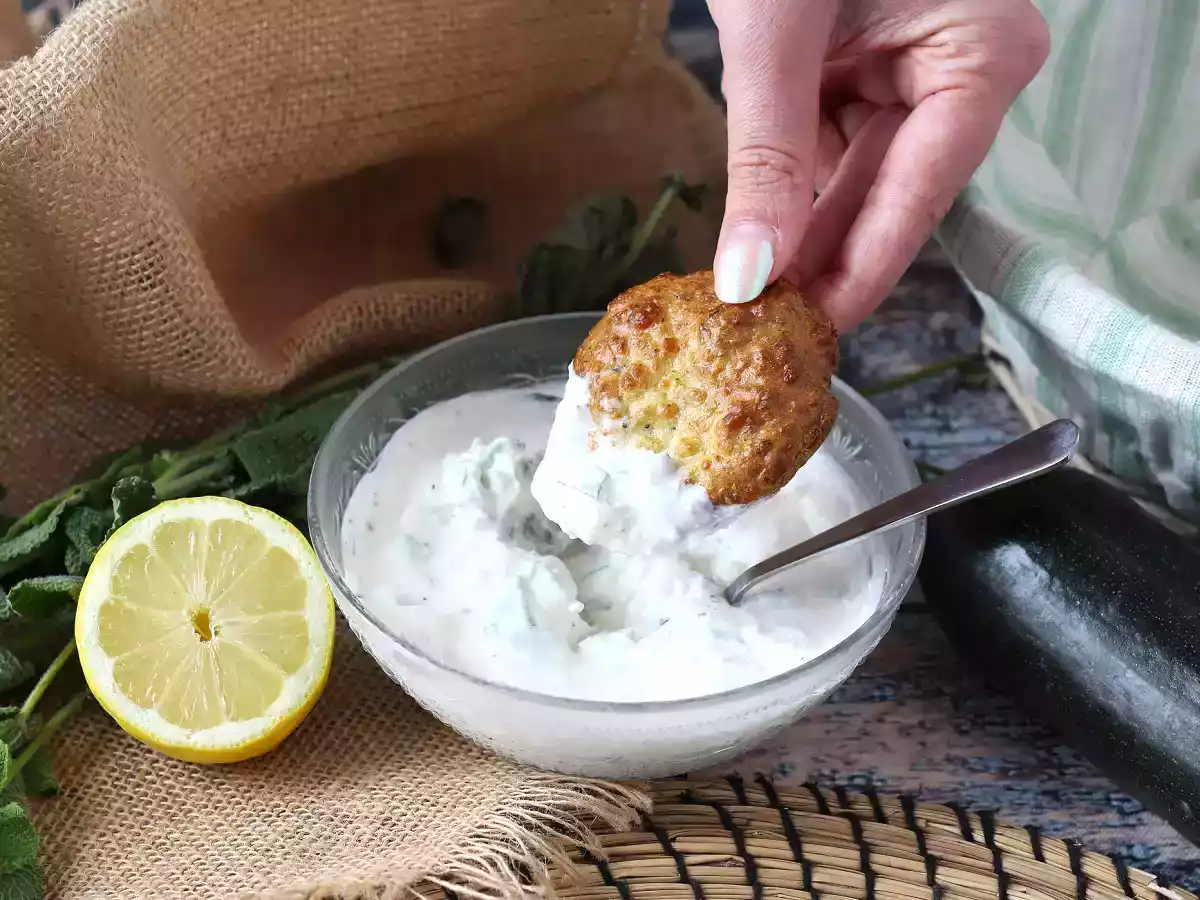 Bolinho de abobrinha (curgete) com molho de iogurte e queijo feta na Air Fryer - foto 3