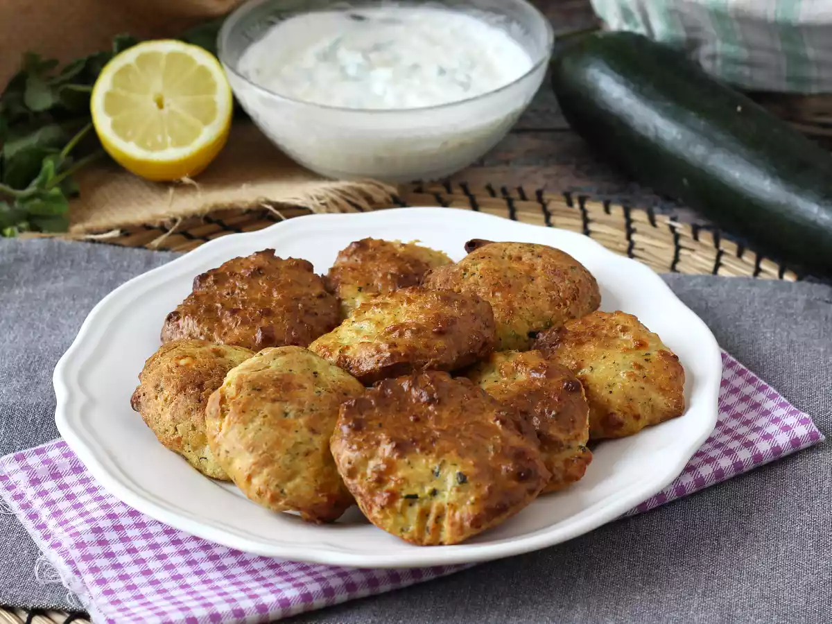 Bolinho de abobrinha (curgete) com molho de iogurte e queijo feta na Air Fryer - foto 4