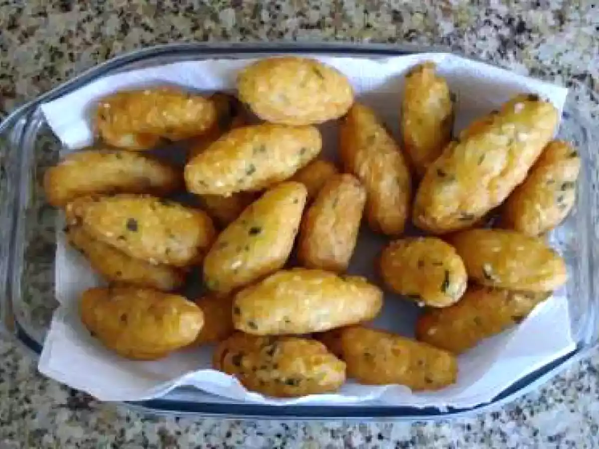 Bolinho de arroz com batata recheado com queijo