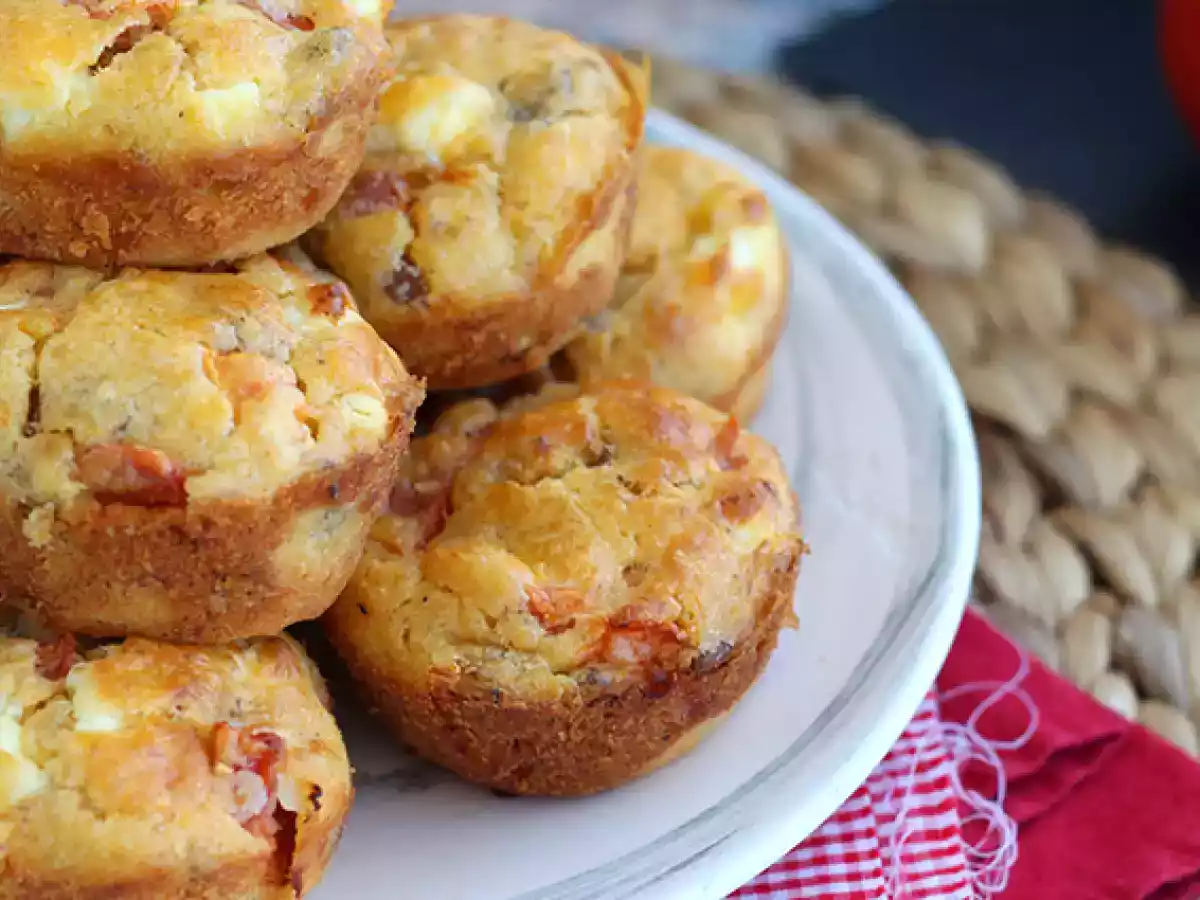 Bolinho de atum, tomate e queijo feita (muffins salgados) - foto 4