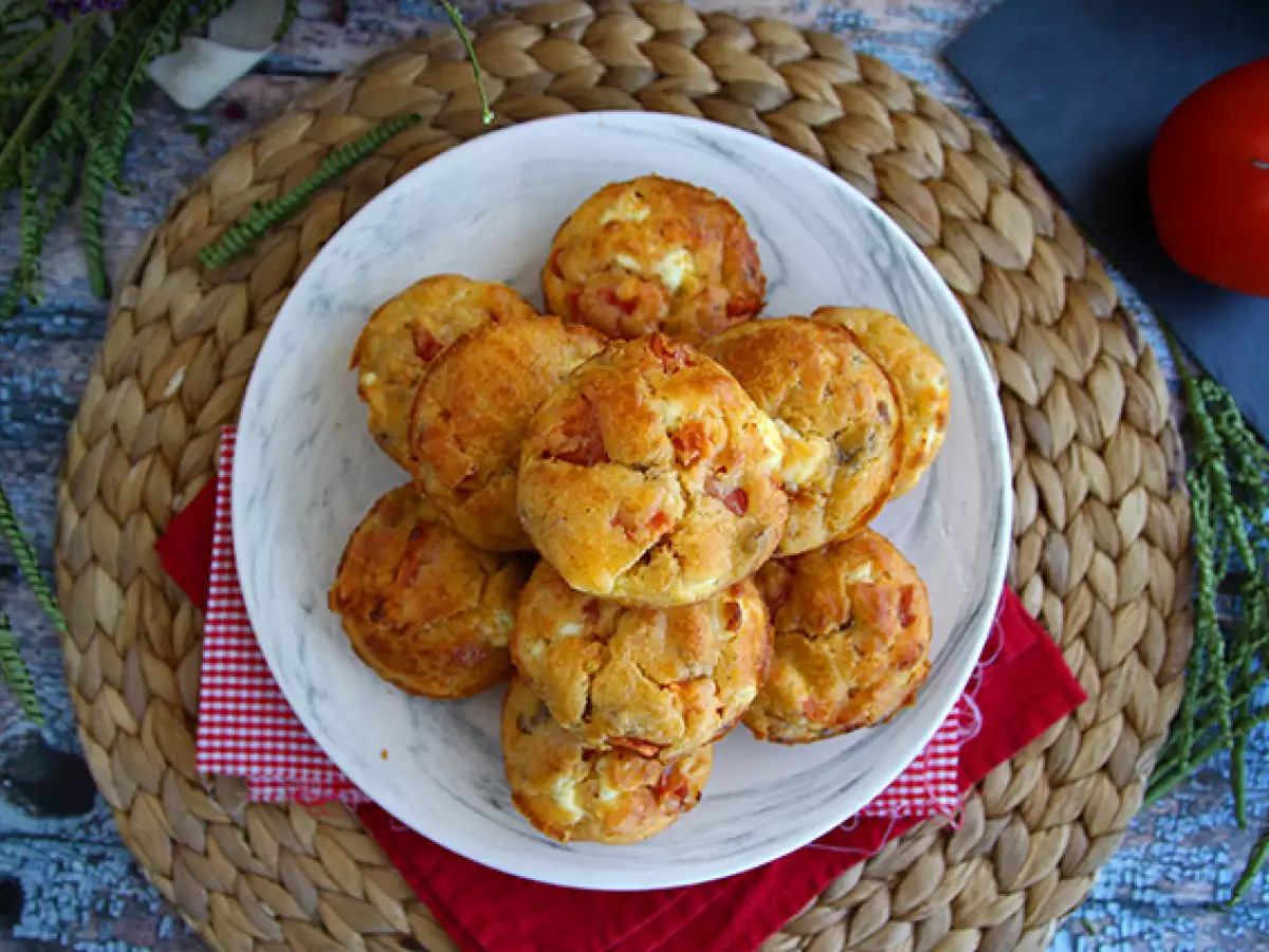 Bolinho de atum, tomate e queijo feta (muffins salgados) - foto 2