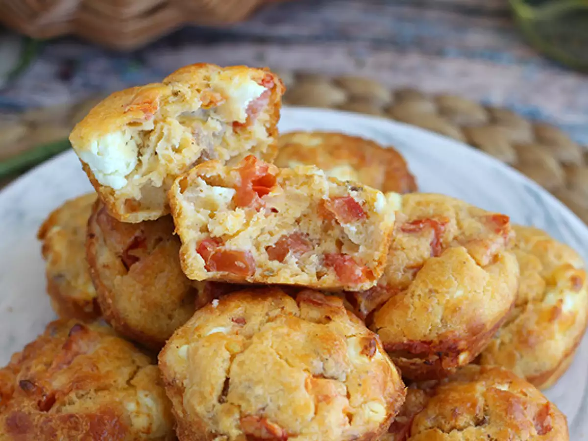 Bolinho de atum, tomate e queijo feta (muffins salgados) - foto 3
