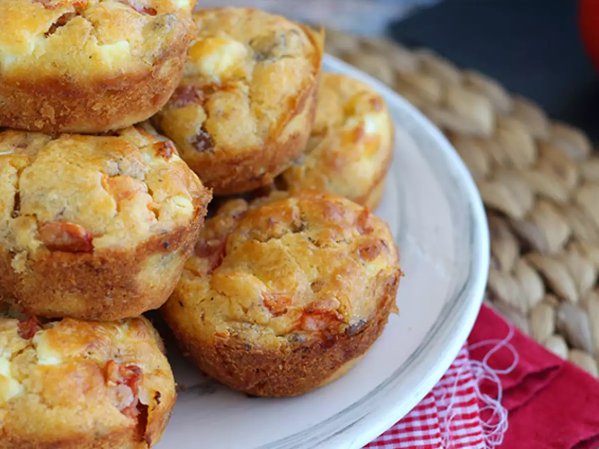 Bolinho de atum, tomate e queijo feta (muffins salgados) - foto 4