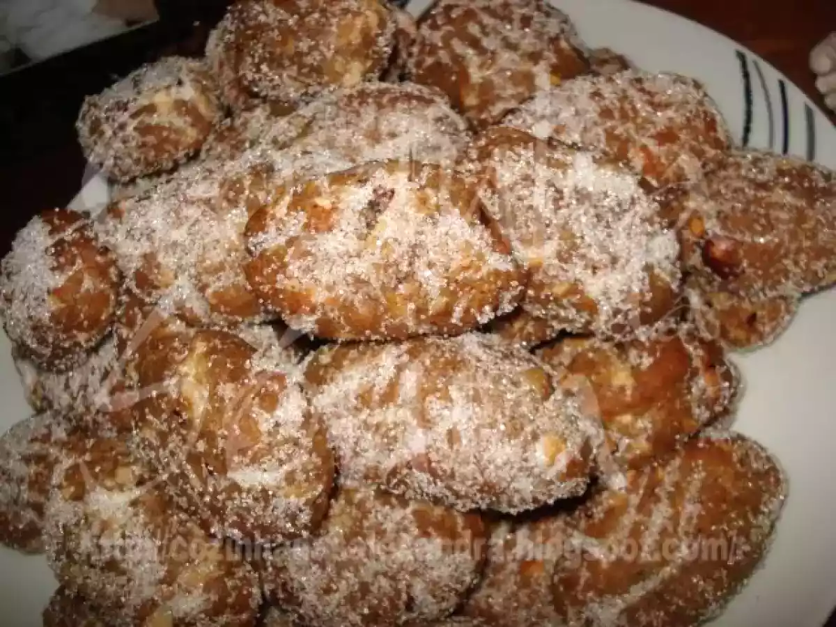 BOLINHOS, BOLINHOS. PELA ALMA DOS SEUS SANTINHOS. BROAS DE MEL, NOZES, AVELÃS E AMÊNDOAS