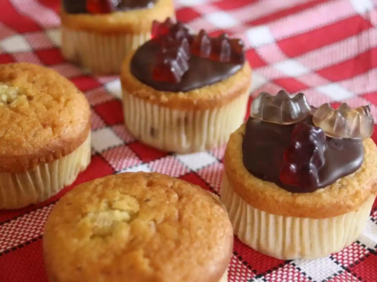 Bolinhos de avelã com cobertura de chocolate e gomas - foto 2
