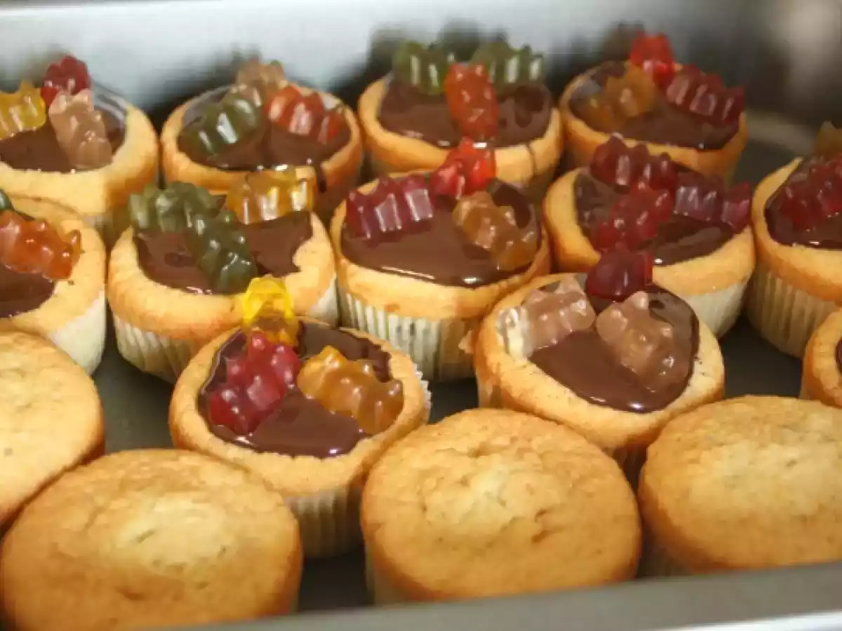 Bolinhos de avelã com cobertura de chocolate e gomas - foto 10