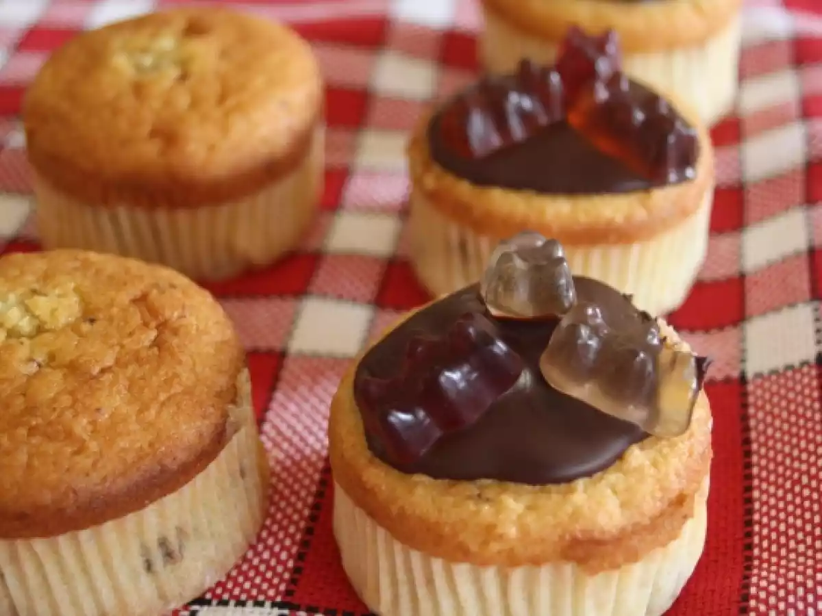 Bolinhos de avelã com cobertura de chocolate e gomas - foto 11