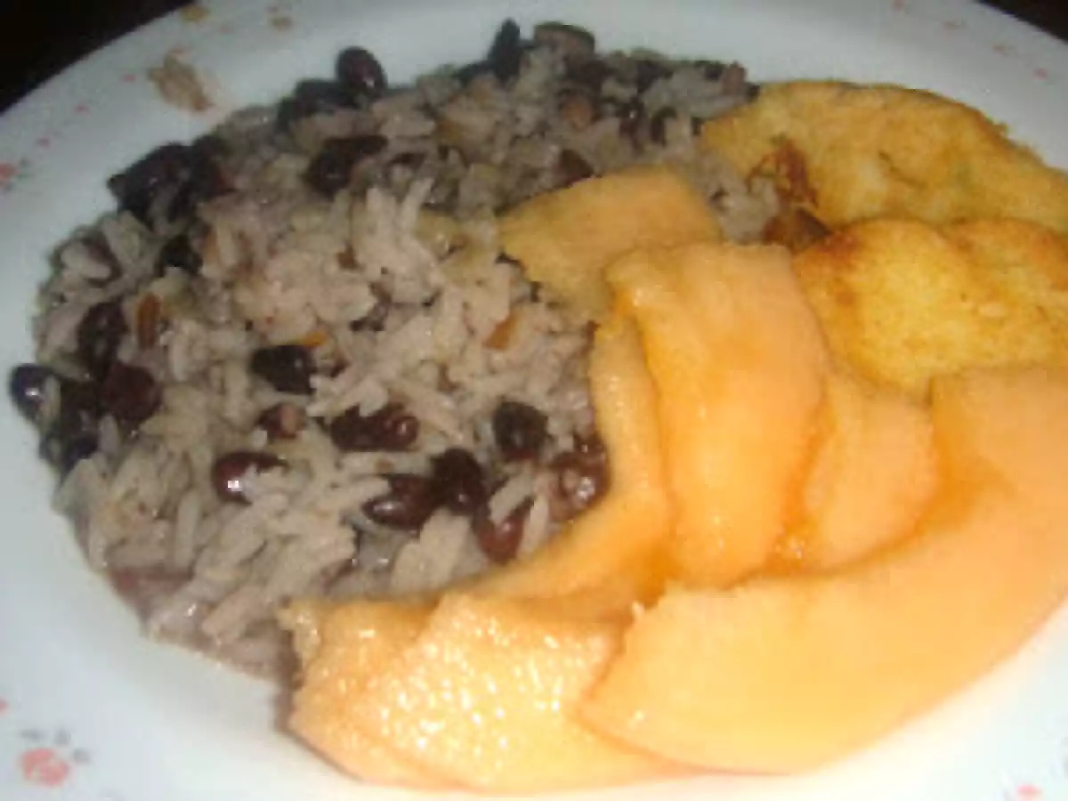 Bolinhos de Bacalhau com Arroz de Feijão Preto e Meloa Fatiada