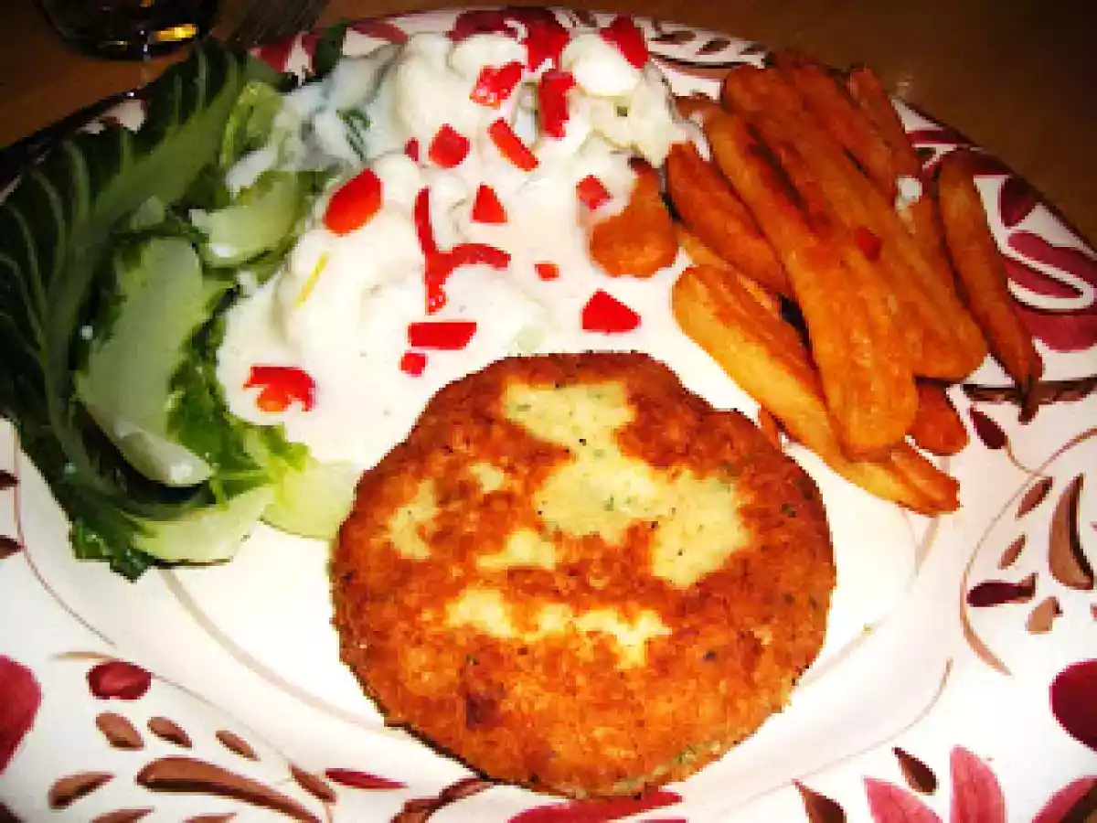 Bolinhos de Bacalhau com Couve Flor Molho de Queijo e Batatas Onduladas