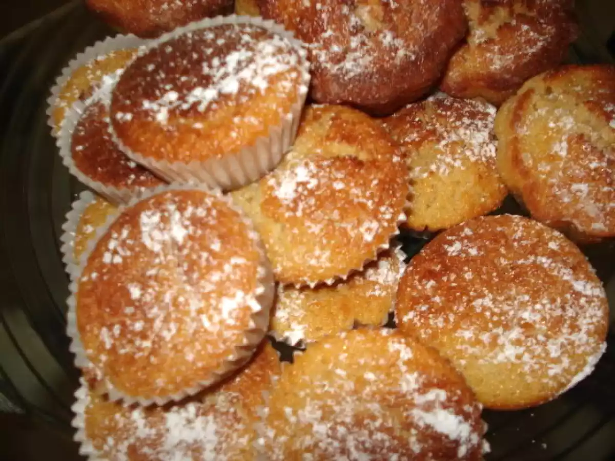 BOLINHOS DE IOGURTE COM COCO E AMENDOIM...