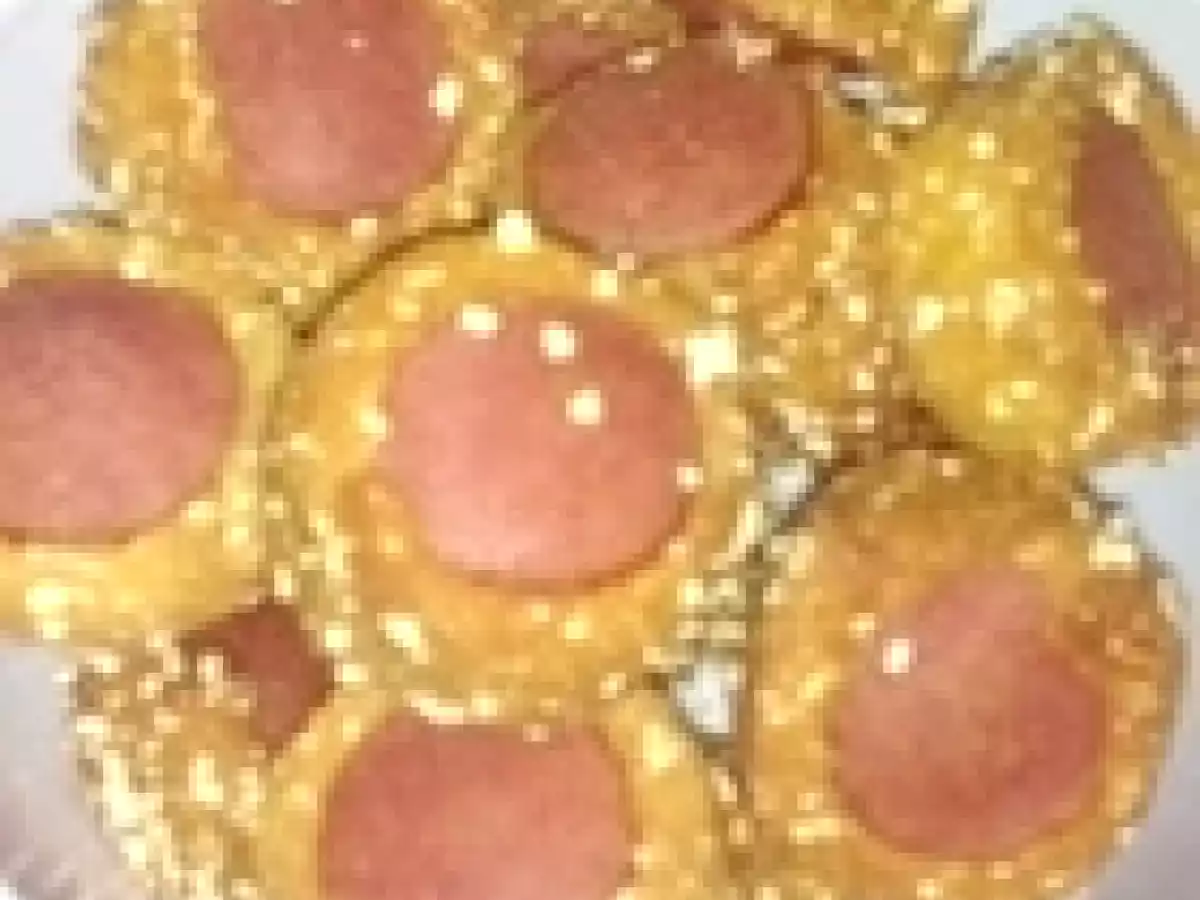 Bolinhos de salsicha sequinhos com massa de fubá da Tatá