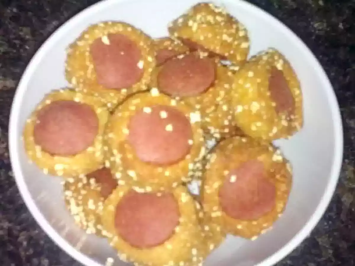 Bolinhos de salsicha sequinhos com massa de fubá da Tatá - foto 2