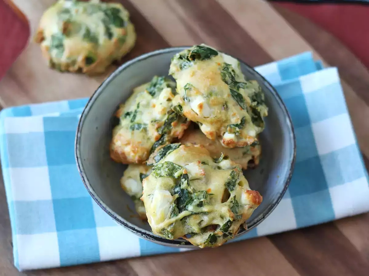 Bolinhos salgados com queijo feta, tomates secos e espinafre - foto 4