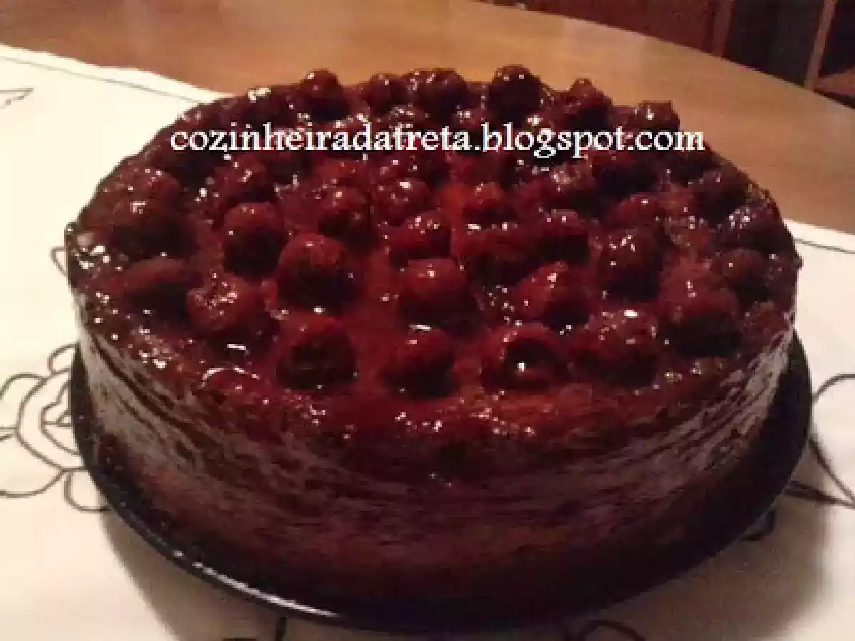 Bolo 2 Sabores com Cobertura de Cerejas
