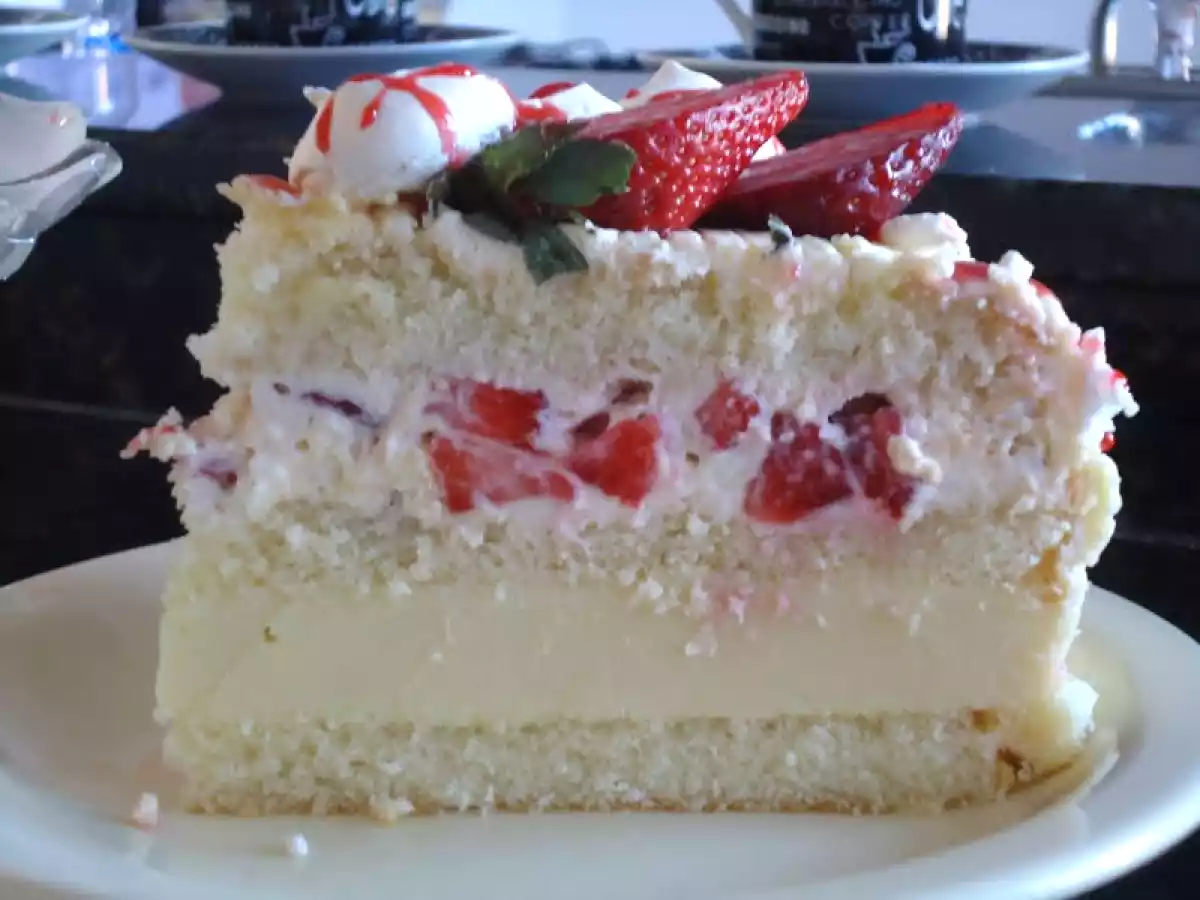 BOLO ALPINO BRANCO DE MORANGO - foto 3